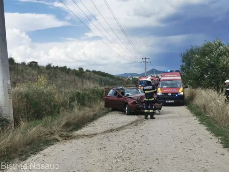 Un băiat de 16 ani a „fumat” și a vrut să le arate prietenilor că le are cu volanul. / Foto: ISU Bistrița Năsăud