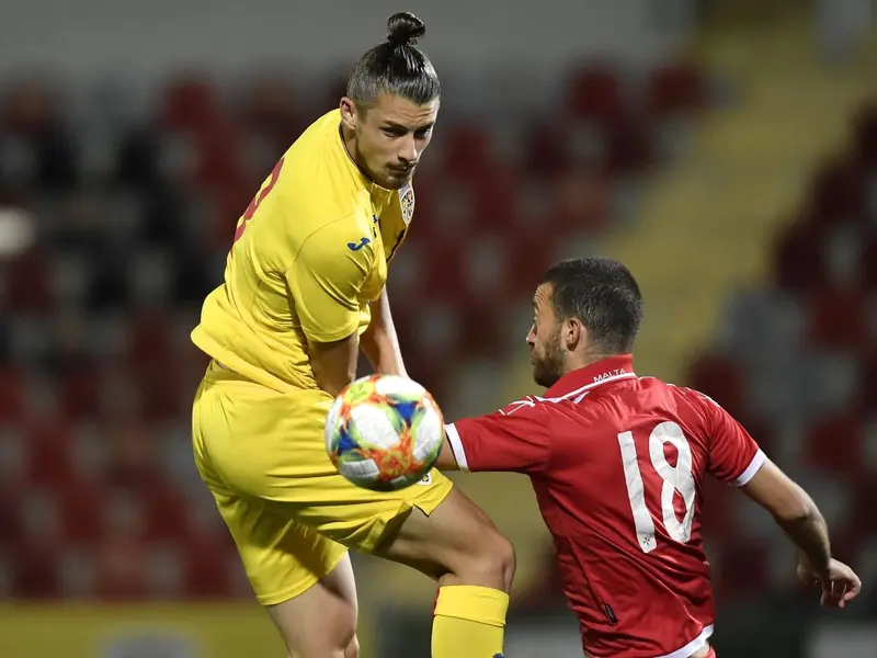 Internaţionalul român Radu Dragusin, in timpul meciului dintre Romania U21 si Malta U21 - Foto: Inquam Photos / Alex Nicodim