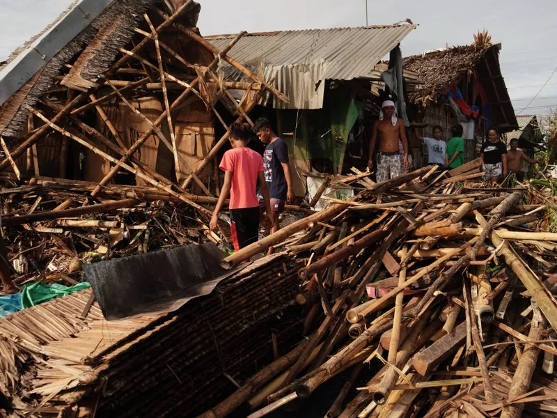 VIDEO Peste 30 de morţi şi zeci de dispăruţi în urma trecerii taifunului Rai în Filipine / Al Jazeera