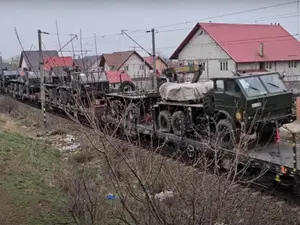 Tren cu zeci de lansatoare de rachete românești MLRS APR-40, surprins în drum spre Ucraina - Foto: captură video