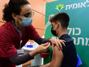 Elev, vaccinat anti-COVID / The Times of Israel