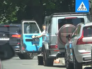 Fiul lui Rădoi, „șeic” la volan. Parchează tancul de 450.000 € în intersecție, merge pe șine - Foto: captură video