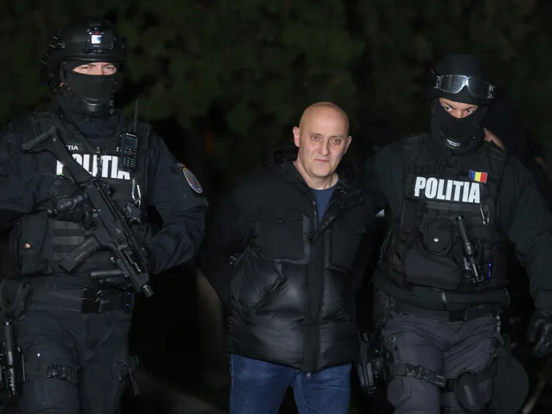 Horațiu Potra, șeful mercenarilor care îl păzeau pe Călin Georgescu, încătușat. Prins cu topoare - Foto: INQUAM PHOTOS / Octav Ganea