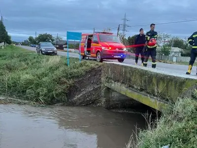 Aproape de tragedie. Un baraj din Vaslui este gata să se reverse peste casele localnicilor - Foto: ISU Vaslui