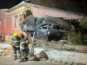 Un tânăr de 28 de ani a codus fără permis și a zburat cu mașina într-o casă. / Foto: presasm.ro