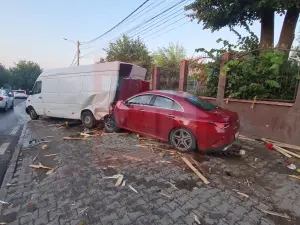 Un tânăr de bani gata beat s-a înfipt cu Mercededul CLA într-o dubă cu pepeni oprită. / Foto: ziaruldeiasi.ro