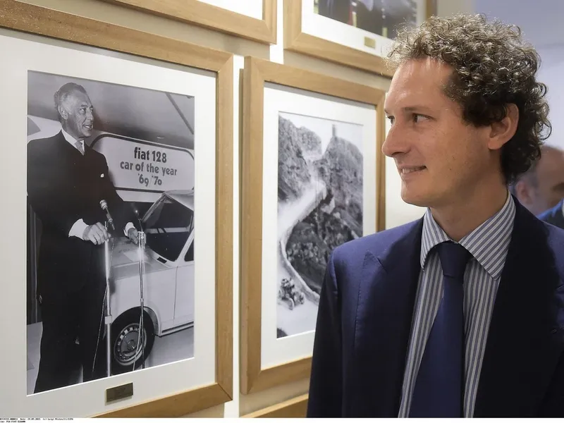 John Elkann se uită la o fotografie cu bunicul său, Gianni Agnelli - Foto: Profimedia Images