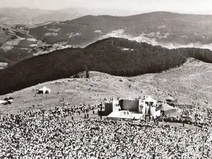 Târgul de Fete de pe Muntele Găina, imagine din 1963 - Foto: Alexandru (Sandu) Mendrea