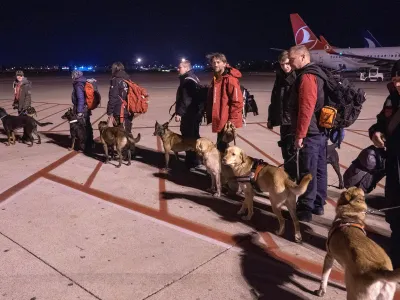 O echipă de căutare și salvare HUBA Rescue24 din Ungaria, pe aeroportul Adana/Foto: Profimedia Images