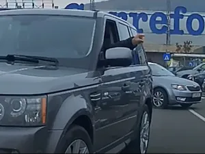 Doi clujeni care circulă pe contrasens înjură un bistrițean care merge regulamentar Foto: captură Youtube