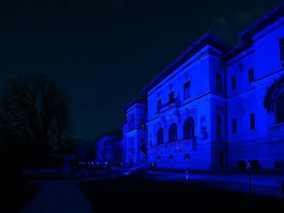 Palatul Cotroceni, iluminat în albastru, de Ziua Internaţională de Conştientizare a Autismului. / Foto: ecopolitic.ro