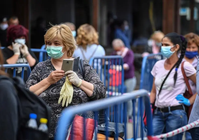 Cu mască în aer liber în România/FOTO: hotnews.ro