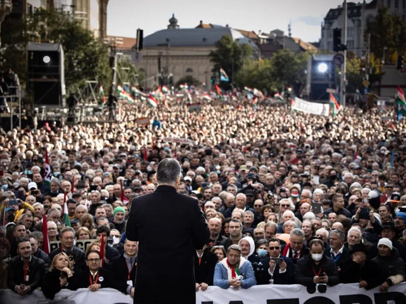 Viktor Orban pune biruri crunte pe benzinari. Ungurii fac plinul în România - Foto: Facebook/Orban Viktor