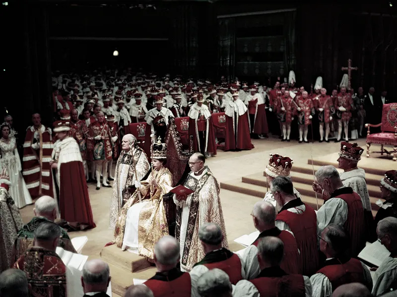 ASCENSIUNE Elizabeth avea 25 de ani când a fost încoronată în 1953, în Westminster Abbey, în urma decesului tatălui său, regele George al VI-lea, la vârsta de 56 de ani.