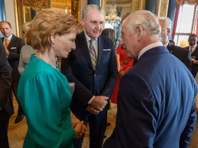 Principesa Margareta discută cu Regele Charles - Foto: Facebook/ Familia Regală a României