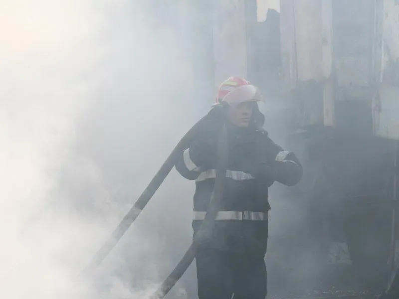 Pompierii s-au luptat pentru stingerea incendiului. FOTO: Facebook