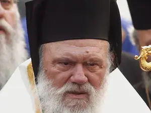 IPOTECĂ Arhiepiscopul Atenei și Întregii  Grecii, Ieronymus, a pus  ipotecă o plajă din Vougliameni (Grecia) pentru a impresiona ASF