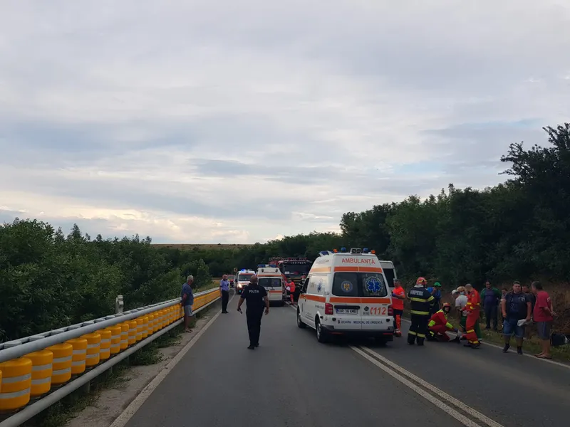 FOTO&VIDEO Un microbuz în care se aflau 16 persoane s-a ciocnit violent cu un autoturism