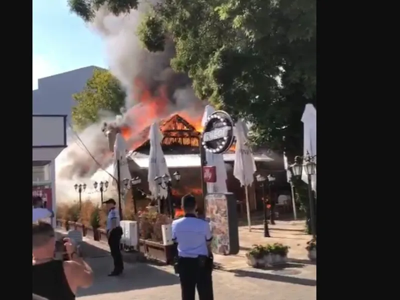 O terasă şi două imobile, distruse de un incendiu/Foto: fresh24