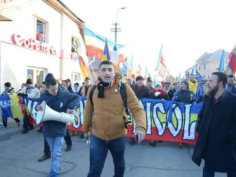 Mașinile ambasadorilor SUA și Japoniei au fost vandalizate de protestatari violenți aduși de AUR/FOTO: Facebook/GeorgeSimion