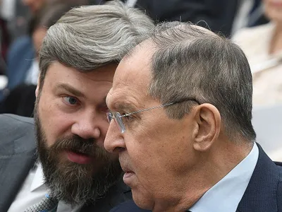 Oligarhul Konstantin Malofeev şi Serghei Lavrov, la congresul de înfiinţare a Mişcării Internaţionale a Rusofililor, de la Muzeul de Stat Puşkin de Arte Frumoase - Foto: Profimedia Images