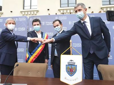 Primarul Nicușor Dan, alături de liderii USR-PLUS și premierul PNL Ludovic Orban, care l-au susținut în cursa electorală - Foto: INQUAM PHOTOS/ Octav Ganea