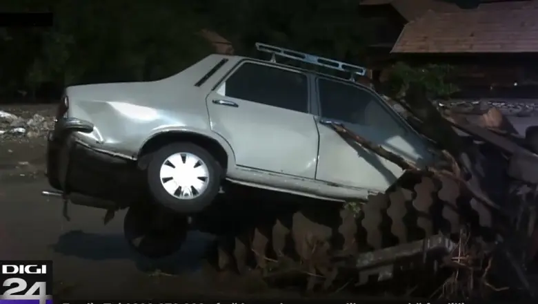 Inundații ca după un uragan în Ocoliș, județul Alba. Autoturismele, luate de ape/FOTO: Digi24