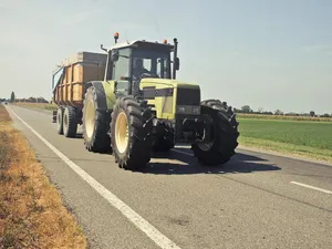 Cum poţi conduce un tractor fără permis de conducere - Foto: Freerangestock