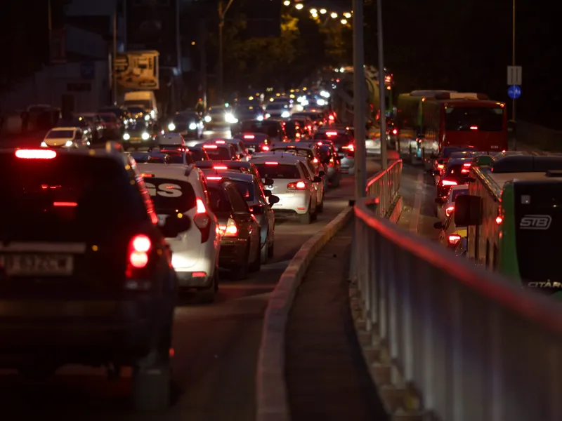 Revine amenintarea cu sprataxarea mașinilor poluante în zone centrale din marile orașe Inquam Photos / Octav Ganea