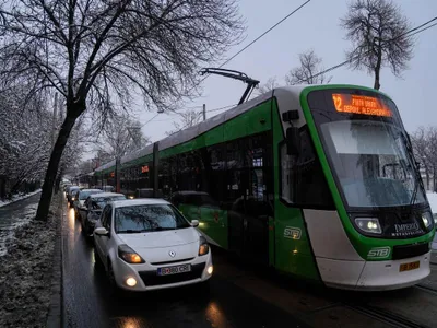 Când și cum poate fi depășit tramvaiul oprit în stație. Nu mulți șoferi știu și riscă permisul - Foto: INQUAM PHOTOS / Saul Pop (Imagine cu rol ilustrativ)