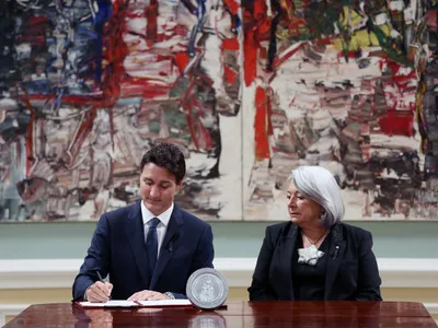 Justin Trudeau, alături de guvernatorul general al Canadei, Mary Simon, semnează o proclamație privind aderarea regelui Charles al III-lea al Marii Britanii, în timpul unei ceremonii la Rideau Hall - Foto: Profimedia Images/ AFP/ Dave Chan