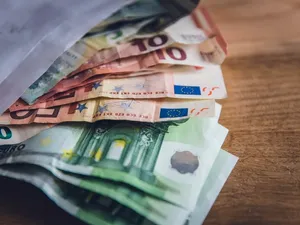 O femeie a ars aproape 3.000 de euro de teama că s-ar putea infecta cu Covid-19 de pe bani/FOTO: Unsplash