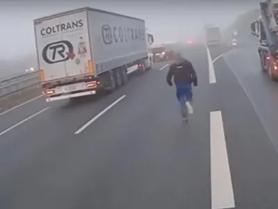 Șofer de TIR felicitat de polițist după ce a oprit în mijlocul șoselei. A salvat viața unui coleg - Foto: Captură video youtube / imagine cu caracter ilustrativ