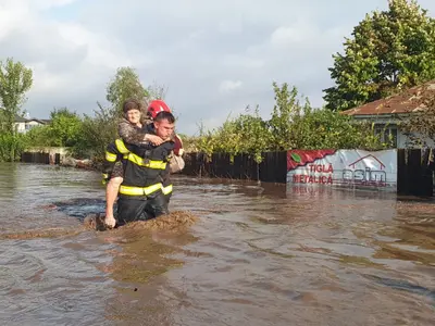 VIDEO El e Sebastian, pompierul-erou care a salvat viața unei pensionară de furia apelor - Foto: MAI