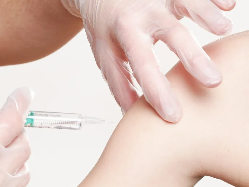 Vaccinul Pfizer ar oferi „protecţie parţială” împotriva variantei Omicron. Sunt necesare trei doze/FOTO: Unsplash