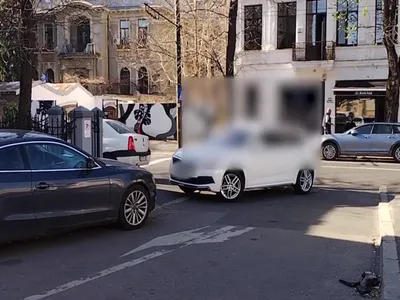 O șoferiță renunță să parcheze pe trotuar după ce e filmată. „Cine ești, mă? Sun la poliție”. / Foto: captură video