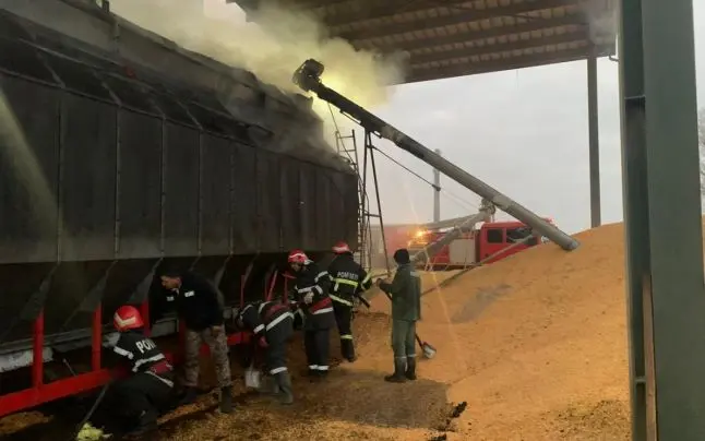 Pompierii au avut nevoie de câteva ore pentru a lichida incendiul/FOTO: ISU Brăila