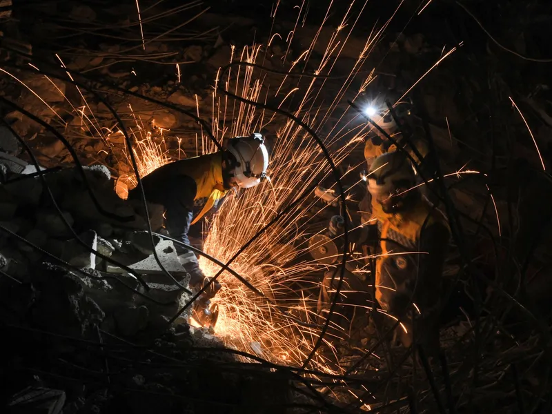 Membri ai apărării civile siriene, Căștile Albe, într-o operațiune de salvare/Foto: Profimedia Images