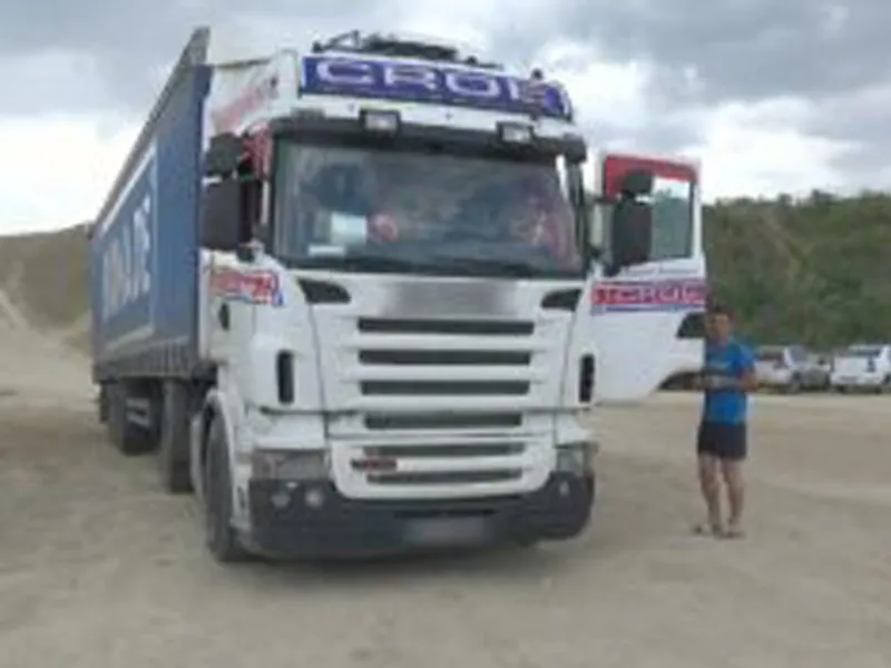 FOTO A parcat camionul pe Plaja de la Corbu pentru un sejur cu familia în Rezervația Deltei Dunării /observatorulconstanta