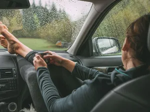 Ce se întâmplă în caz de accident, dacă stai cu picioarele pe bord sau în altă poziție greșită. / Foto: Profimedia