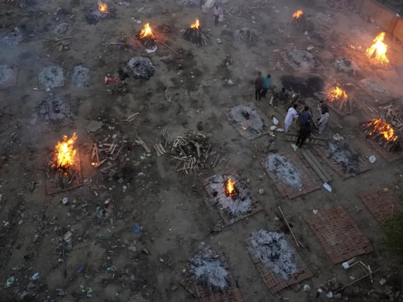 Incinerări în masă în India, unde COVID ucide mii de oameni zilnic/FOTO: Digi24