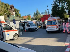 Situaţie dramatică: bolnavii aşteaptă în ambulanţe eliberarea unui pat la Iași/FOTO: ziaruldeiasi.ro