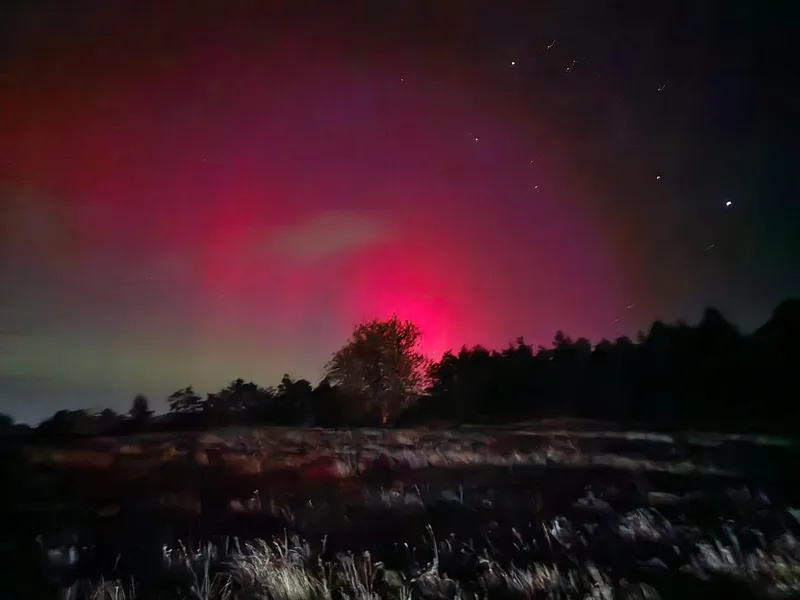 Aurora boreală a făcut spectacol pe cerul din România. Culorile roșiatice-verzui au colorat văzduhul Foto: Facebook/Esti din Iasi dacă