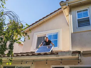 Cu câți bani trebuie să vii de acasă dacă vrei să îți pui panouri fotovoltaice cu bani de la Guvern? - Foto: Pexels/Kindel Media