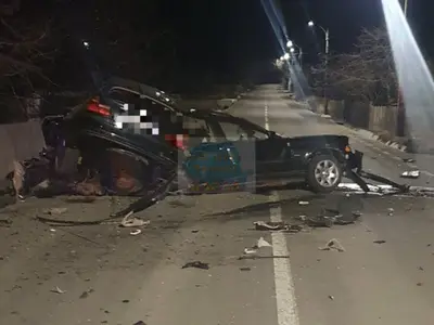 Un tânăr fără permis de conducere a murit după ce a intrat cu mașina într-un cap de pod - FOTO: Centrul infotrafic