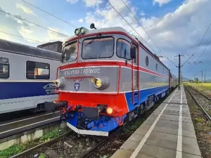 Trenul merge cu 35 km/h între Brașov și Sibiu. CFR nu poate electrifica linia de 35 de ani - Foto: CFR Călători (Imagine cu rol ilustrativ)