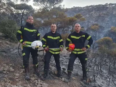 Pompieri români care acționează la stingerea incendiilor în Grecia - Foto: IGSU