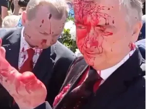 Ambasadorul Rusiei în Polonia, Serghei Andreev, a fost stropit luni cu o substanţă roşie / FOTO: captură video