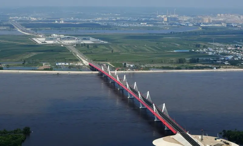 Podul leagă oraşul rus Blagoveşcensk de oraşul chinez Heihe, peste râul Amur. / Foto: news.ro