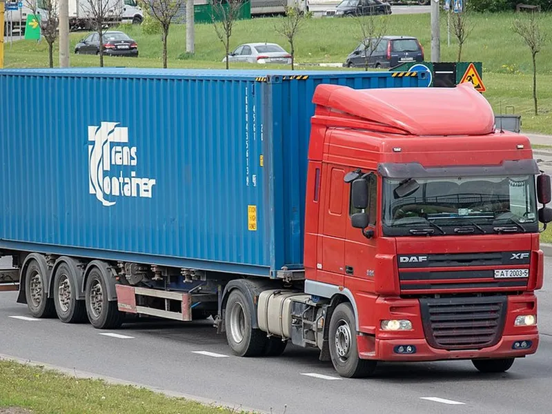 Un şofer de camion a fost amendat cu 3 milioane de euro. Avea în maşină marfă contrafăcută - Foto: Wikipedia/Homoatrox